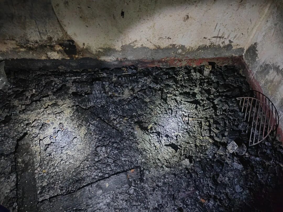 18、房间东南角地面炭化物.jpg